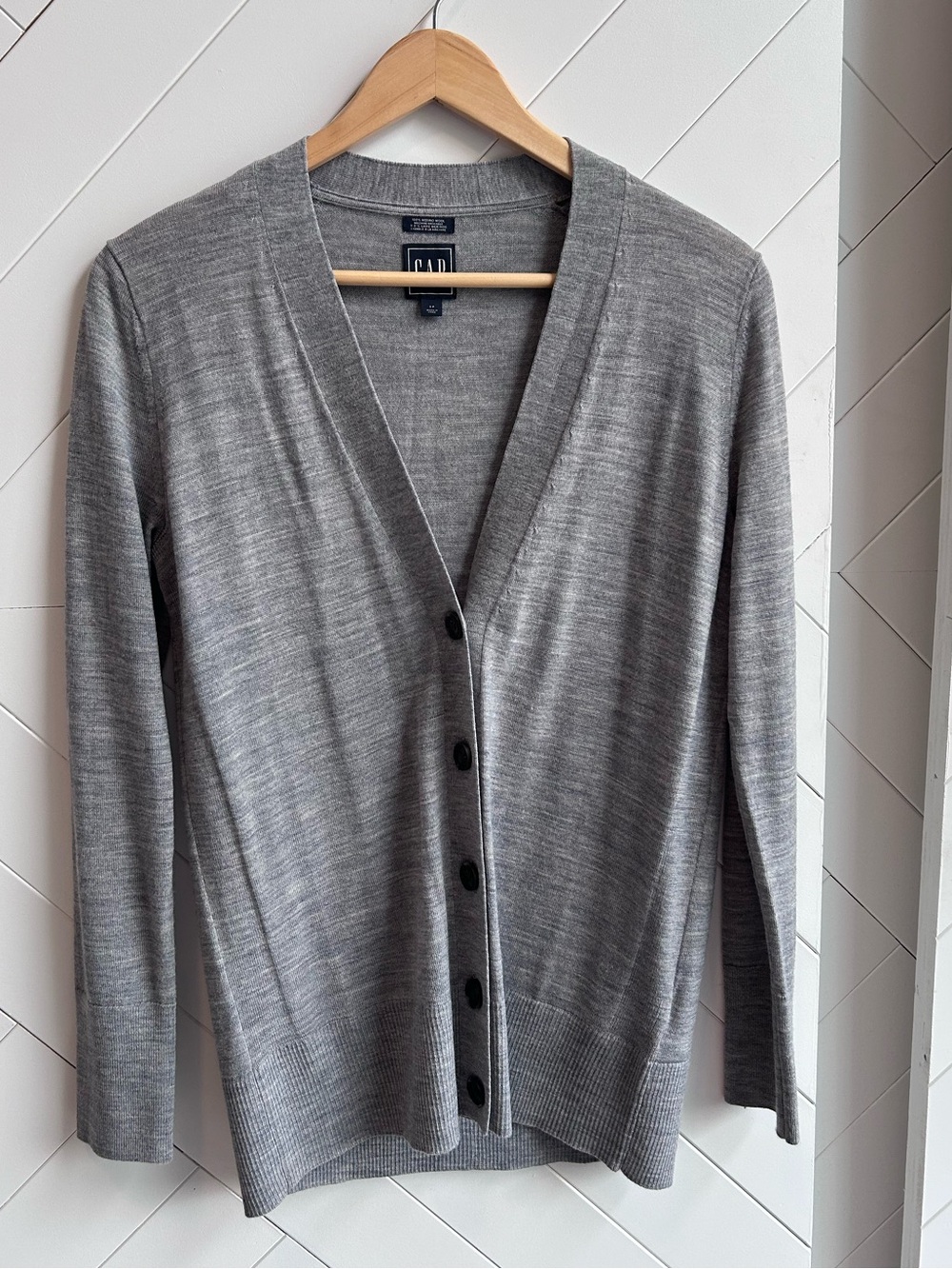 GAP Women’s 100% merino wool grey v-neck cardigan size small